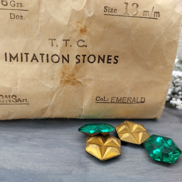 Vintage Jewelry Making Emerald Green Stone 4 Stones Per Set - Picture 9 of 9